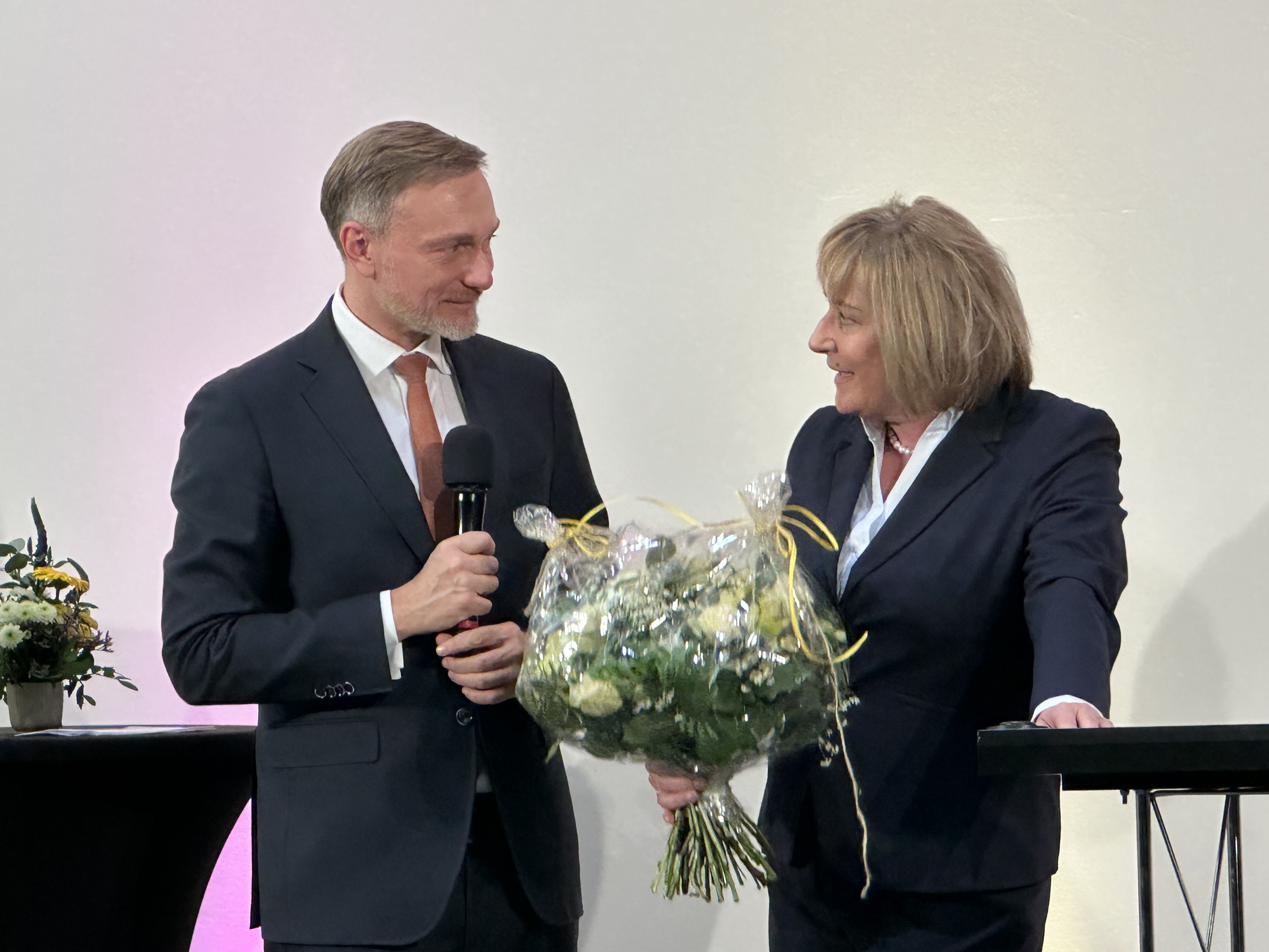 Christian Lindner, Bundesvorsitzender der FDP Freie Demokraten, im Gespräch mit Petra Müller, Vorstandsvorsitzende der Liberalen Immobilienrunde | BERLINboxx